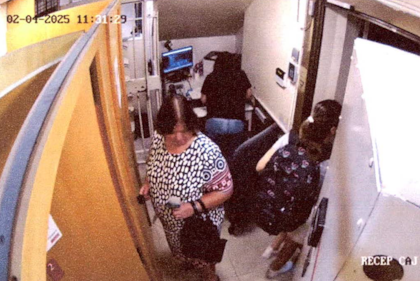María Pía carga una mochila en el subsuelo del banco. Su madre, Rafaele, lleva un bolso de manos.