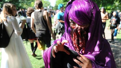Quienes participaron de la zombie walk lucieron vistosos trajes