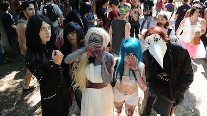 La zombie walk sumó este año un fin solidario: recaudar alimentos