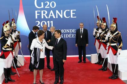 El expresidente de Francia Nicolás Sarcozy saluda a la exmandataria de Brasil dilma Rousseff, durante la ceremonia de bienvenida de la sexta cumbre del G20, en la ciudad de Cannes, Francia