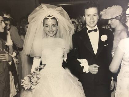 Noviembre de 1958. Recién casados, "Meme" y Miguel se retiran de la iglesia como "marido y mujer". Ella tenía 18 años y él 22. 