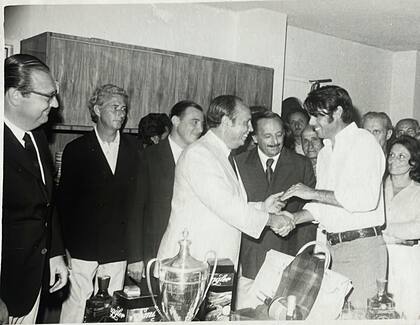 Noviembre de 1971: Molina recibe el premio de su primer Abierto de la República conquistado, que se jugó en Hindú Club