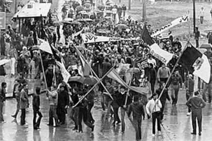 Noviembre de 1972. Simpatizantes peronistas se dirigen al aeropuerto de Ezeiza durante el regreso de Perón