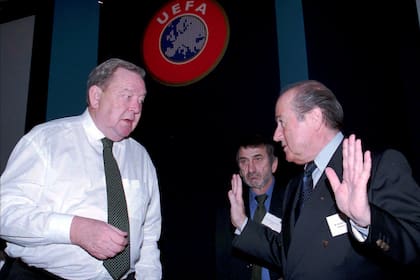 Noviembre de 1998: Lennart Johansson, presidente de la UEFA, y Joseph Blatter, titular de la FIFA; fueron los primeros en lidiar con las exigencias del G-14 y subestimaron una pelea que hoy parece conducir a un cisma