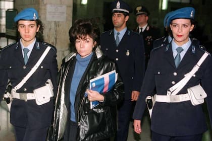 Noviembre de 1998: Patrizia Reggiani sale de los tribunales acompañada por carabinieris; poco tiempo después, sería condenada