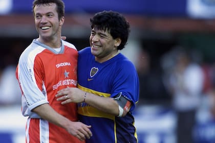 Noviembre de 2001, en la Bombonera, dos buenos amigos se divierten en el último paso del Diez por las canchas