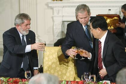 El exmandatario brasileño Lula da Silva con los expresidentes George W. Bush y Hu Jintao durante la cumbre de Washington 