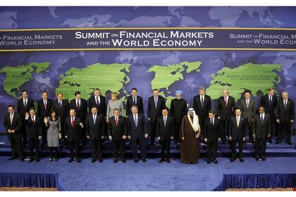 En medio de la crisis mundial se celebró a mediados de noviembre la primera cumbre de los líderes del G-20, con el fin de rediseñar el sistema financiero global
