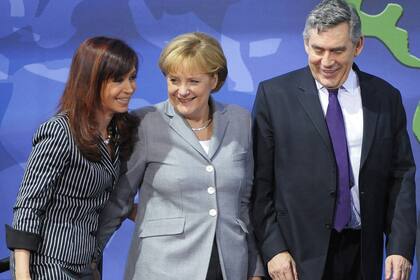 Cristina Kirchner y Angela Merkel junto al ex primer ministro británico Gordon Brown, en el marco de la primera cumbre en Washington