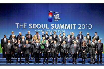 La imagen del 12 de noviembre de 2010 muestra a los Jefes de Estado al cierre de la Cumbre del G-20 en Seúl, Corea del Sur. La reunión de las 20 principales economías del mundo certificó la transformación del foro, que pasó de ser un instrumento de gestión de crisis urgente a un organo de gobernanza