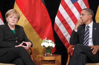  Obama junto con Angela Merkel en una reunión bilateral en Seúl