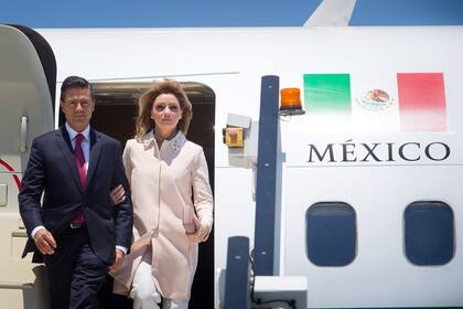 El presidente de México, Enrique Peña Nieto, y la primera dama, Angélica Rivera Hurtado, llegan al aeropuerto de Brisbane antes de la cumbre del G-20 celebrada allí 