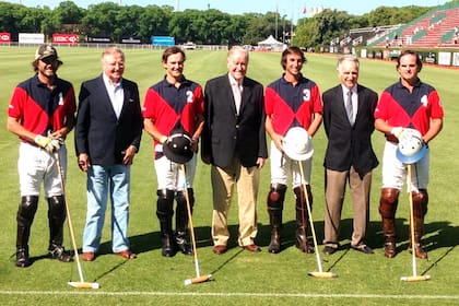 Antes de una exhibición Coronel Suárez vs. Santa Ana de 79 goles de handicap en noviembre de 2015, se fotografiaron Adolfo Cambiaso, Alfredo Harriott, David Stirling, Juan Carlos Harriott (h.), Miguel Novillo Astrada, Alberto Pedro Heguy y Eduardo Heguy; Pelón guardó la camiseta firmada por los tres sobrevivientes de Suárez.