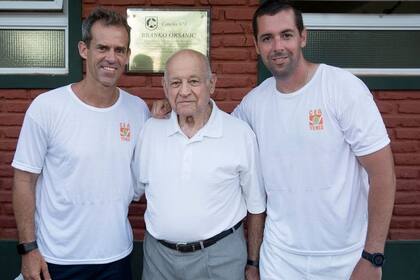 Noviembre de 2015: Gutiérrez con Daniel y Branko Orsanic, cuando el club Arquitectura le asignó el nombre de una cancha a este último, histórico profesor y formador