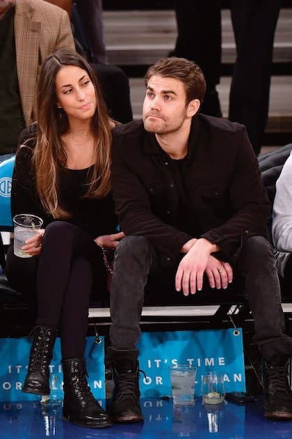 Noviembre de 2021 en Nueva York: Paul Wesley junto a Inés de Ramón en un partido de básquet en el Madison Square Garden