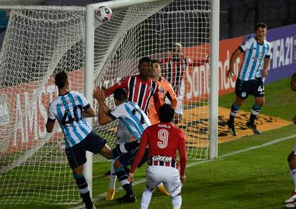 Novillo cabecea. la pelota dará en el travesaño y quedará boyando en el área de San Pablo. Sigali también rematará al travesaño. Fue una jugada increíble, que no terminó en gol de Sigali de milagro.
