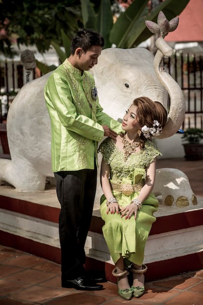 Novios en una producción de fotos frente al templo Preah Ang Chek Preah Ang Chom.