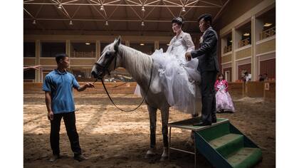 Novios posan para fotos en el centro de equitación Mirim en las afueras de Pyongyang