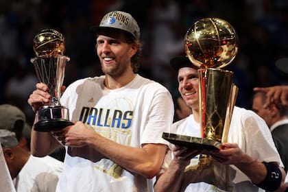 El alemán Dirk Nowitzki guio a Dallas Mavericks al título en la temporada 2010/11 de la NBA con Jason Kidd, actual entrenador del equipo, como ladero