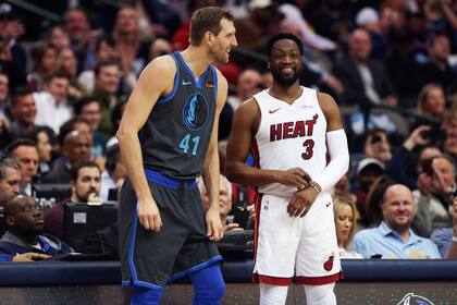 Nowitzki y Wade, antes de ingresar al rectángulo de juego en el partido jugado este miércoles