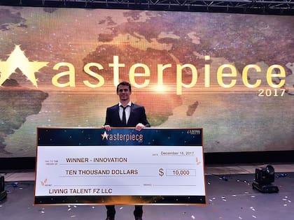 Noya recibiendo el premio del concurso Masterpiece en Dubai