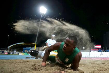 Ntando Mahlangu de Sudáfrica en acción durante el salto de longitud masculino