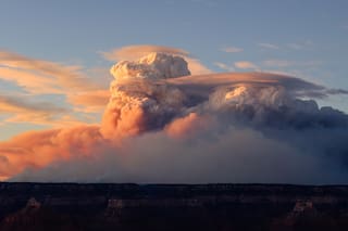 Nubes de fuego sobre incendios en Arizona y Utah crean su propio clima errático