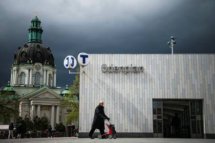 Nubes de tormenta oscuras se acercan cuando un hombre mayor camina fuera de la estación de metro Odenplan en Estocolmo el 4 de mayo de 2020, en plena pandemia de coronavirus