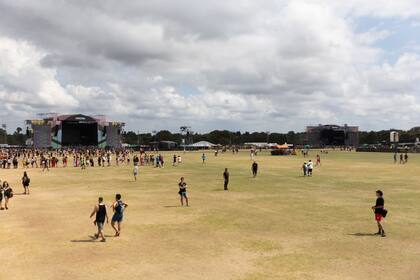 Nubes oscuras, sol y el público que llega de a poco al predio de San Isidro, para la segunda jornada del Lollapalooza Argentina 2023