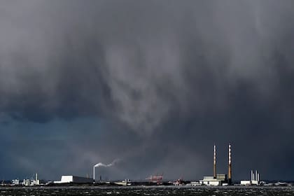 Nubes sobre el cielo de Irlanda, donde unos 80.000 casas se quedaron sin electricidad