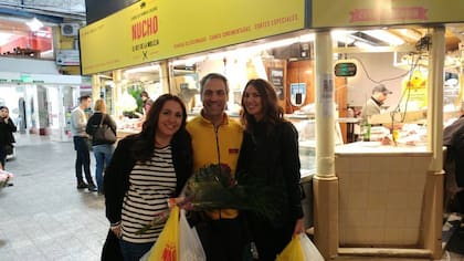 Nucho con Narda Lepes en la puerta del puesto del Mercado