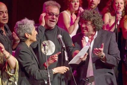 Joan Baez junto a León Gieco y Piero en un concierto tributo a Mercedes Sosa que tuvo lugar en el Lincoln Center de Nueva York