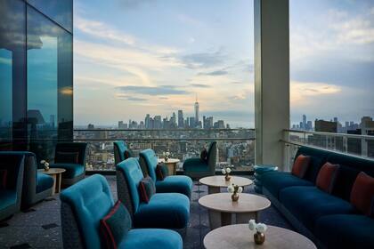 Nuebluz ofrece interpretaciones modernas de cócteles clásicos junto con impresionantes vistas de 270° del horizonte de la ciudad de Nueva York.