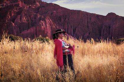 "Nuestra meta es comunicar Argentina", señala Giovannoni junto a doña Dominga, de la comunidad indígena de Yacoraite