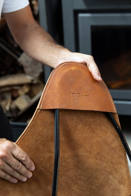 “Nuestras sillas son teñidas, cosidas y estampadas a mano con verdadera maestría”, confiesa Santiago.