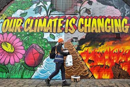 "Nuestro clima está cambiando", dice este mural pintado en Glasgow, sede de la COP26.