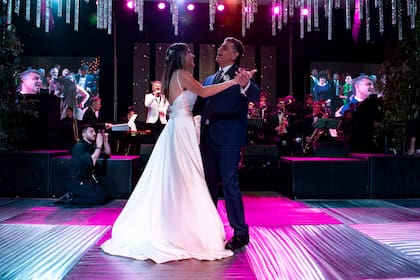 “Nuestro first dance fue con ‘Tre Settimane da Raccontare’, de Fred Bongusto, y es nuestra canción. Fue como el vals de la noche”, dice Ludueña.