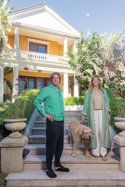 Nuestros anfitriones, Soledad y Eugenio, nos reciben con su querido perro Max