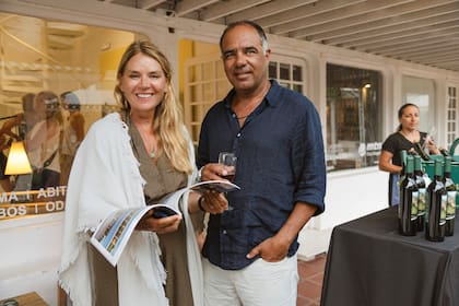 Nueva apertura Punta del Este:
El arquitecto Gastón Atelman y su mujer