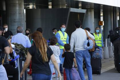 Nueva cepa: Aterrizó en Ezeiza el último avión proveniente de Londres con permiso