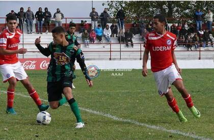 Nueva Chicago fue su segundo club en Argentina y en él Córdoba completó las divisiones inferiores; cuando Agustín estaba por firmar el primer contrato como profesional, apareció la pandemia de coronavirus, preludio de su migración a Montenegro.