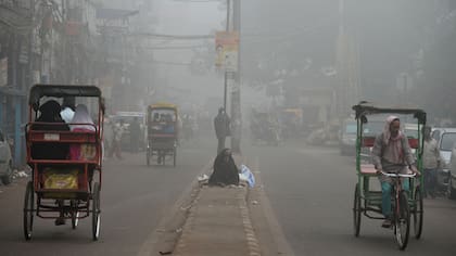 Una espesa neblina gris envolvió la capital de India la contaminación golpea niveles peligrosos. La Asociación Médica India dijo que Nueva Delhi estaba en medio de una "emergencia de salud pública"