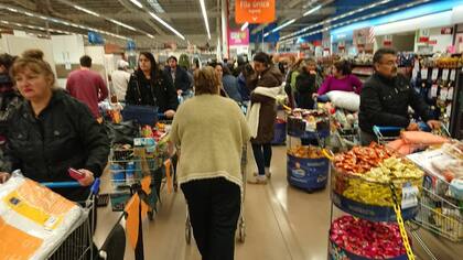 Filas de noche y supermercados llenos por el descuento del 50% del Banco Provincia