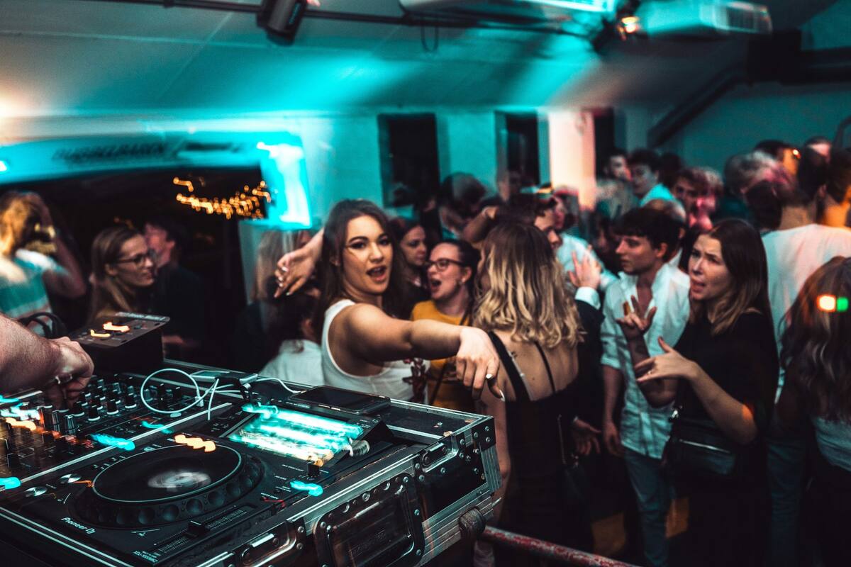 Uma nova regra que restringe o volume da música em bares e restaurantes na Carolina do Norte Uma nova regra que restringe o volume da música em bares e restaurantes na Carolina do Norte