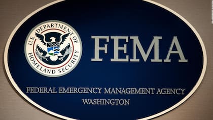 Nueva York demanda a FEMA por fondos federales para atención a personas recientes