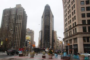 El edificio Flatiron, parcialmente andamiado, en el distrito Flatiron de Manhattan, que lleva su nombre.