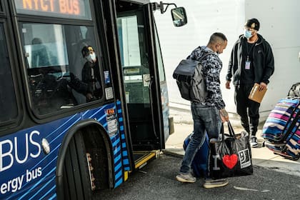 Nueva York intentó frenar la llegada de autobuses con migrantes procedentes de Texas mediante la demanda