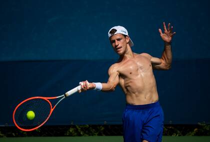 NUEVA YORK, NUEVA YORK - 24 DE AGOSTO: Diego Schwartzman de Argentina practica con Matteo Berretini de Italia antes del inicio del US Open en el USTA Billie Jean King National Tennis Center el 24 de agosto de 2021 en la ciudad de Nueva York. (Foto de TPN / Getty Images)