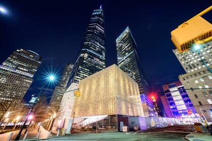 NUEVA YORK, NUEVA YORK - 29 DE ENERO: Una vista del 6 World Trade Center el Ronald O. Perelman Performing Arts Center y el único World Trade Center en el fondo el 29 de enero de 2023 en la ciudad de Nueva York. (Foto de Roy Rochlin/Getty Images)