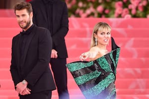 NUEVA YORK, NY - 06 DE MAYO: Liam Hemsworth y Miley Cyrus llegan al campamento de celebración de la Gala Met 2019: notas sobre la moda en el Museo Metropolitano de Arte el 6 de mayo de 2019 en la ciudad de Nueva York. (Foto de James Devaney/GC Images)